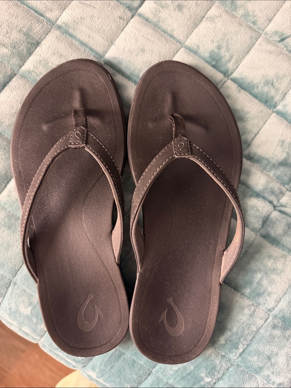 OluKai Black Women’s Flip Flop Sandals - LIKE NEW